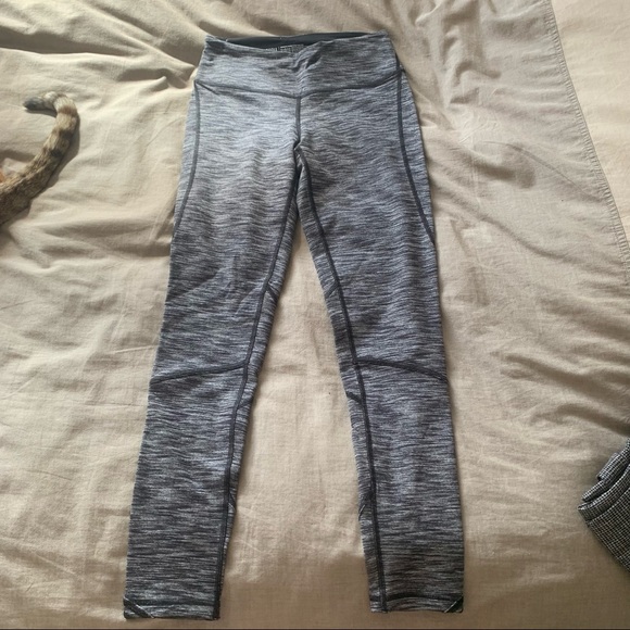 3/ $25 Victoria secret Victoria sport crop leggings - Picture 2 of 5